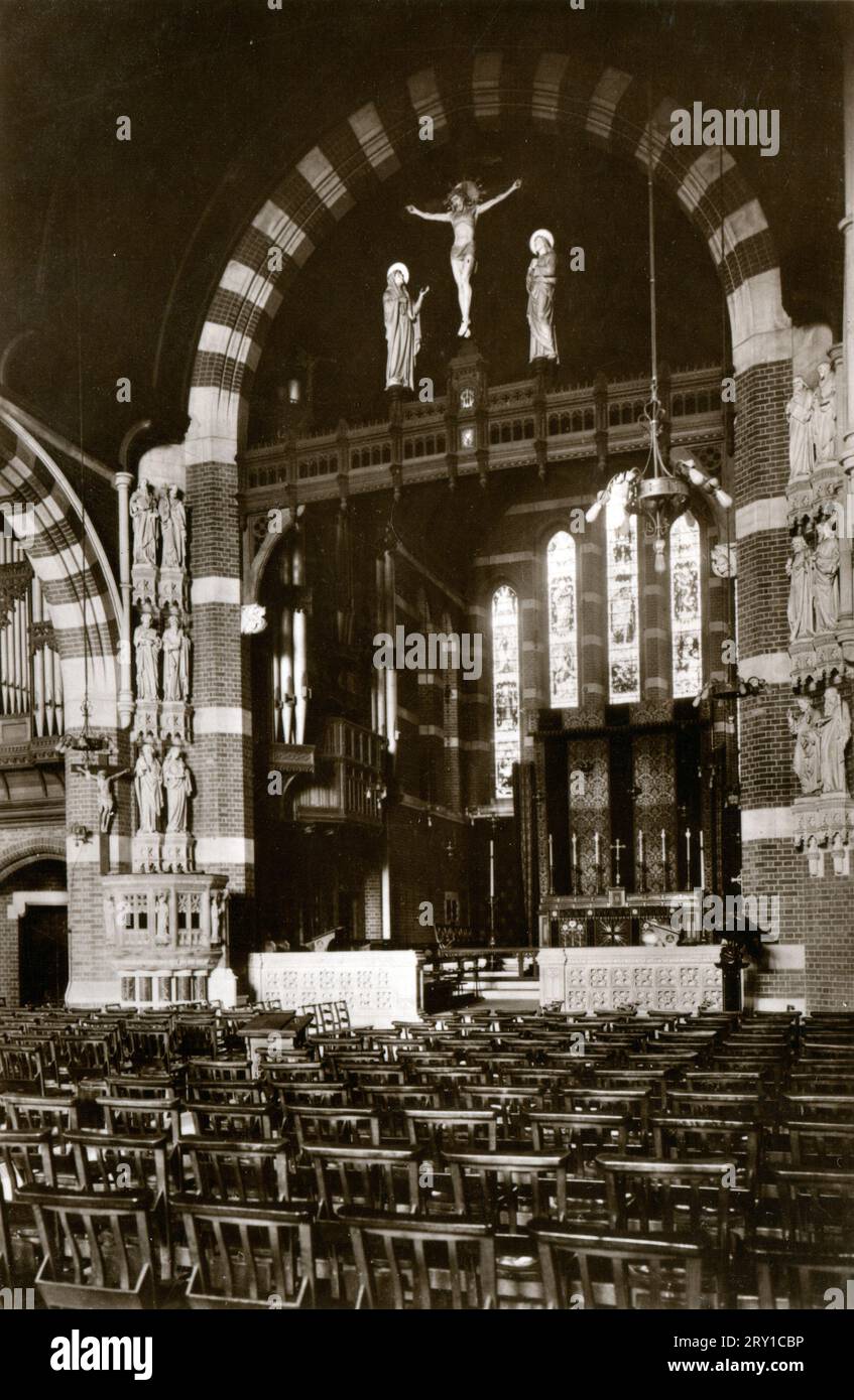 Postkarte aus dem 19. Jahrhundert des Inneren der St. Saviour's Church, Ealing, London, um 1900. Die Kirche wurde von George Fellowes-Prynne entworfen. Der Bau begann 1897 und wurde 1899 eingeweiht. Die Kirche erlitt 1940 schwere Bombenschäden und wurde schließlich 1957 abgerissen. Stockfoto