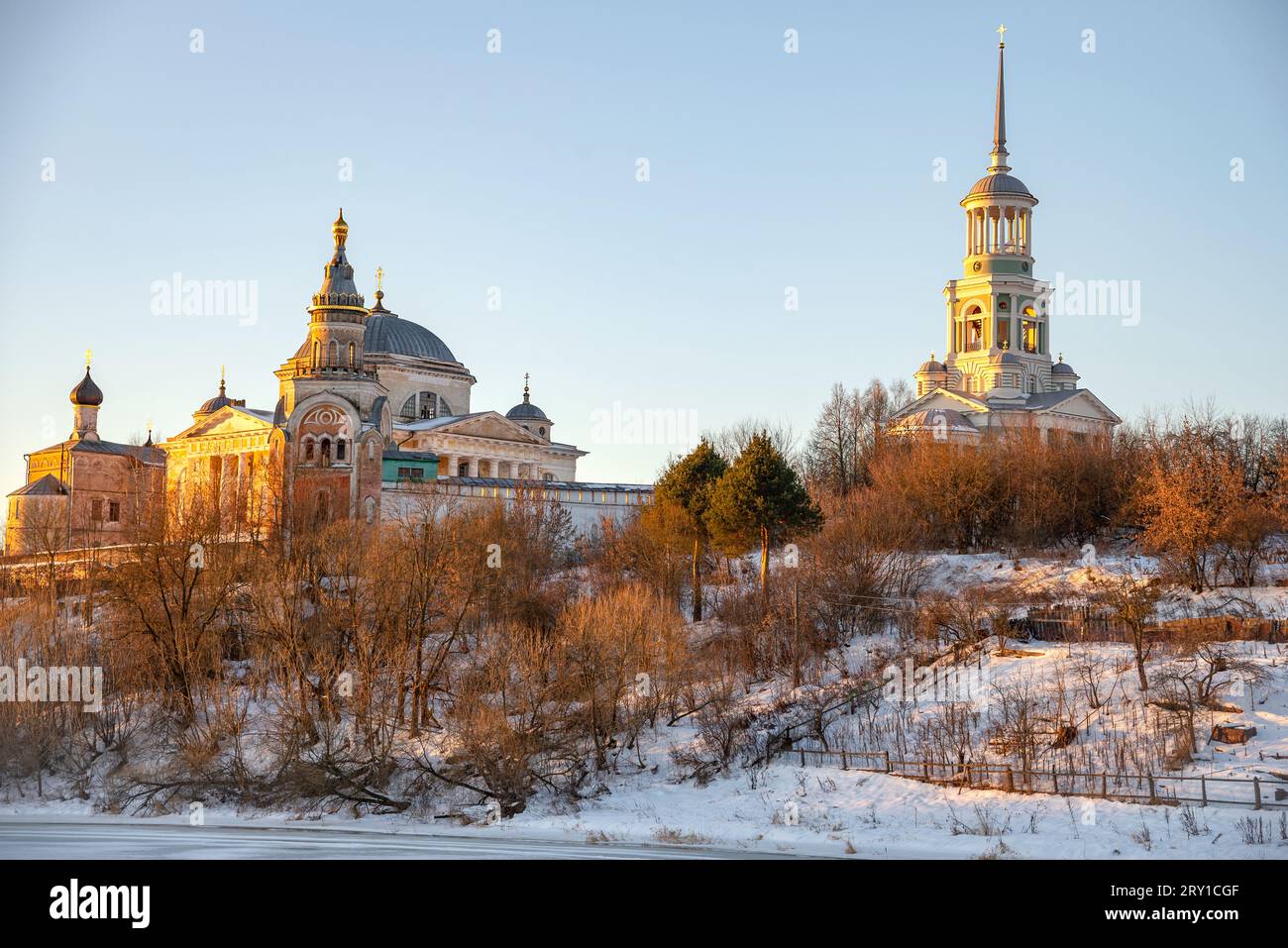 Das antike Borisoglebsky-Kloster im Abendlicht. Torzhok, Russland Stockfoto