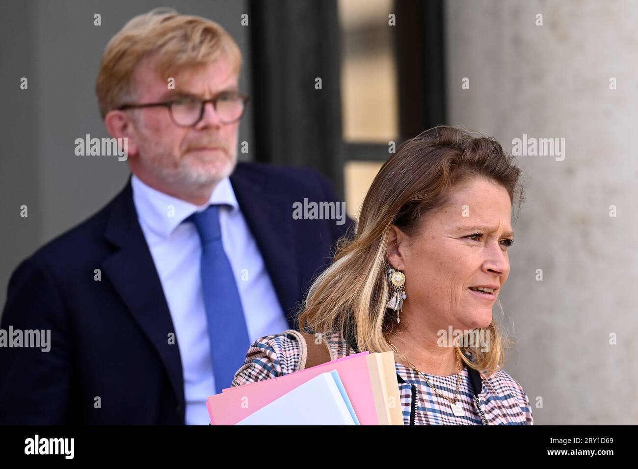 Julien Mattia / Le Pictorium - am Ende der Ministerratstagung am 27. September 2023. - 27/09/2023 - Frankreich / Ile-de-France (Region) / Paris - Olivia Gregoire, Ministerdelegierte beim Minister für Wirtschaft, Finanzen und industrielle und digitale Souveränität, zuständig für kleine und mittlere Unternehmen, Handel, Handwerk und Tourismus, und Marc Fesneau, Minister für Landwirtschaft und Ernährungssouveränität, verlässt den Conseil des Ministres auf dem Elysee, 27. September 2023 Credit: LE PICTORIUM/Alamy Live News Stockfoto