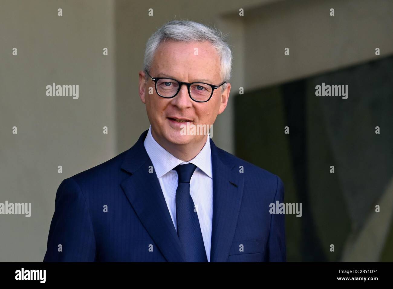 Julien Mattia / Le Pictorium - am Ende der Ministerratstagung am 27. September 2023. - 27/09/2023 - Frankreich / Ile-de-France (Region) / Paris - Bruno Le Maire, Minister für Wirtschaft, Finanzen und industrielle und digitale Souveränität, verlässt den Conseil des Ministres im Elysee-Palast, 27. September 2023 Credit: LE PICTORIUM/Alamy Live News Stockfoto