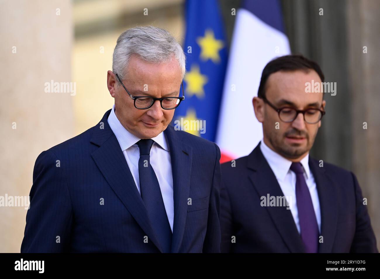 Julien Mattia / Le Pictorium - am Ende der Ministerratstagung am 27. September 2023. - 27/09/2023 - Frankreich / Ile-de-France (Region) / Paris - Le Ministre de l'Economie, des Finances et de la Souverainete industrielle et numerique, Bruno Le Maire und Le Ministre delegue aupres du ministre de l'Economie, des Finances et de la Souverainete industrielle et numerique, Charge des Comptes publics, Thomas Cazenave en Sortie du Conseil des Ministres, A l'Elysee, le 27 September 2023 Credit: LE PICTORIUM/Alamy Live News Stockfoto