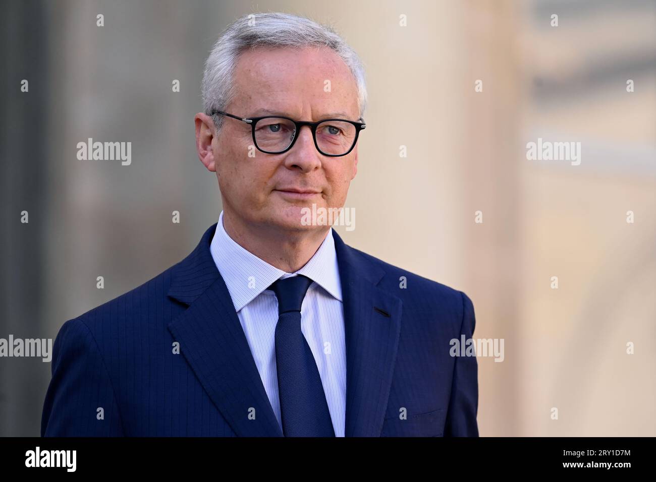 Julien Mattia / Le Pictorium - am Ende der Ministerratstagung am 27. September 2023. - 27/09/2023 - Frankreich / Ile-de-France (Region) / Paris - Bruno Le Maire, Minister für Wirtschaft, Finanzen und industrielle und digitale Souveränität, verlässt den Conseil des Ministres im Elysee-Palast, 27. September 2023 Credit: LE PICTORIUM/Alamy Live News Stockfoto