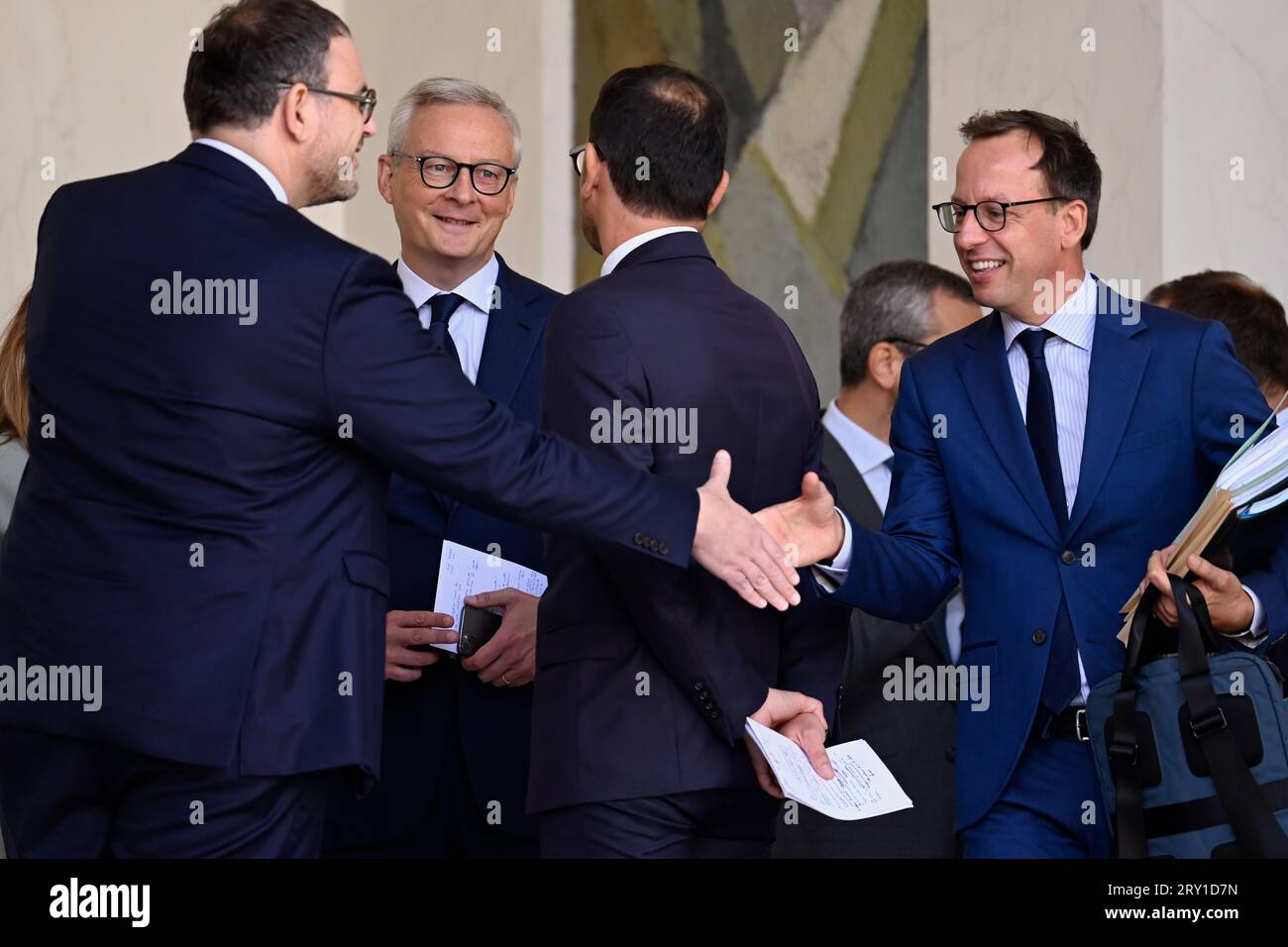Julien Mattia / Le Pictorium - am Ende der Ministerratstagung am 27. September 2023. - 27/09/2023 - Frankreich / Ile-de-France (Region) / Paris - der Minister für Wirtschaft, Finanzen sowie für industrielle und digitale Souveränität, Bruno Le Maire, spricht mit dem Delegierten des Ministers für Europa und auswärtige Angelegenheiten, der für Außenhandel, Attraktivität und das französische Ausland zuständig ist, Olivier Becht und Thomas Cazenave, Minister für Wirtschaft, Finanzen, Industrie und digitale Souveränität, zuständig für öffentliche Finanzen, bei der Ausreise aus dem Rat von Mi Stockfoto