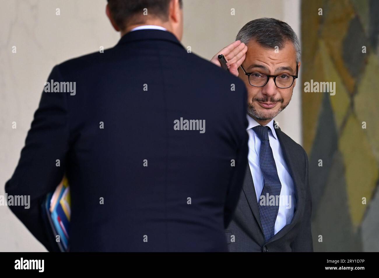 Julien Mattia / Le Pictorium - am Ende der Ministerratstagung am 27. September 2023. - 27/09/2023 - Frankreich / Ile-de-France (Region) / Paris - Generalsekretär de l'Elysee, Alexis Kholer und Le Ministre des Armees, Sebastien Lecornu en Sortie du Conseil des Ministres, am Elysee, 27. September 2023. Quelle: LE PICTORIUM/Alamy Live News Stockfoto