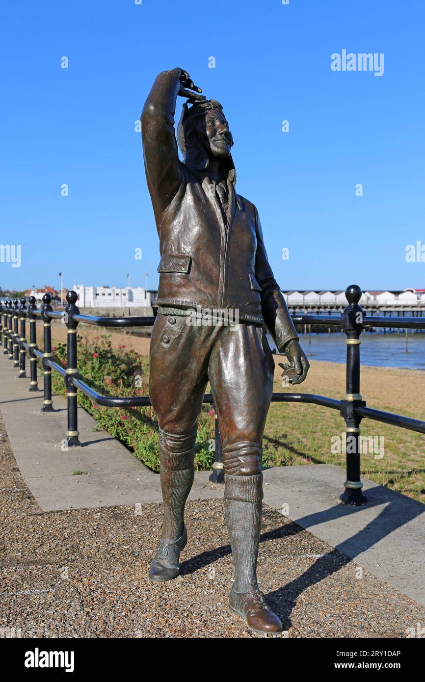 Amy Johnson (1903-1941) Statue (Stephen Melton, 2016, Bronze), Central Parade, Herne Bay, Kent, England, Großbritannien, Vereinigtes Königreich, Vereinigtes Königreich, Europa Stockfoto