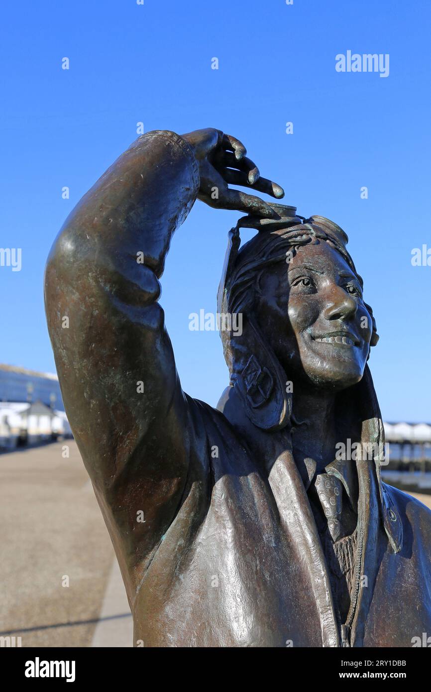 Amy Johnson (1903-1941) Statue (Stephen Melton, 2016, Bronze), Central Parade, Herne Bay, Kent, England, Großbritannien, Vereinigtes Königreich, Vereinigtes Königreich, Europa Stockfoto