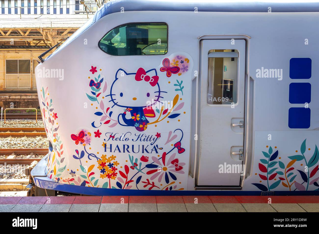 Osaka, Japan - März 28 2023: Hello Kitty Haruka Express der neue JR Kitty-Zug verbindet Besucher nach Japan zwischen Kansai Stockfoto