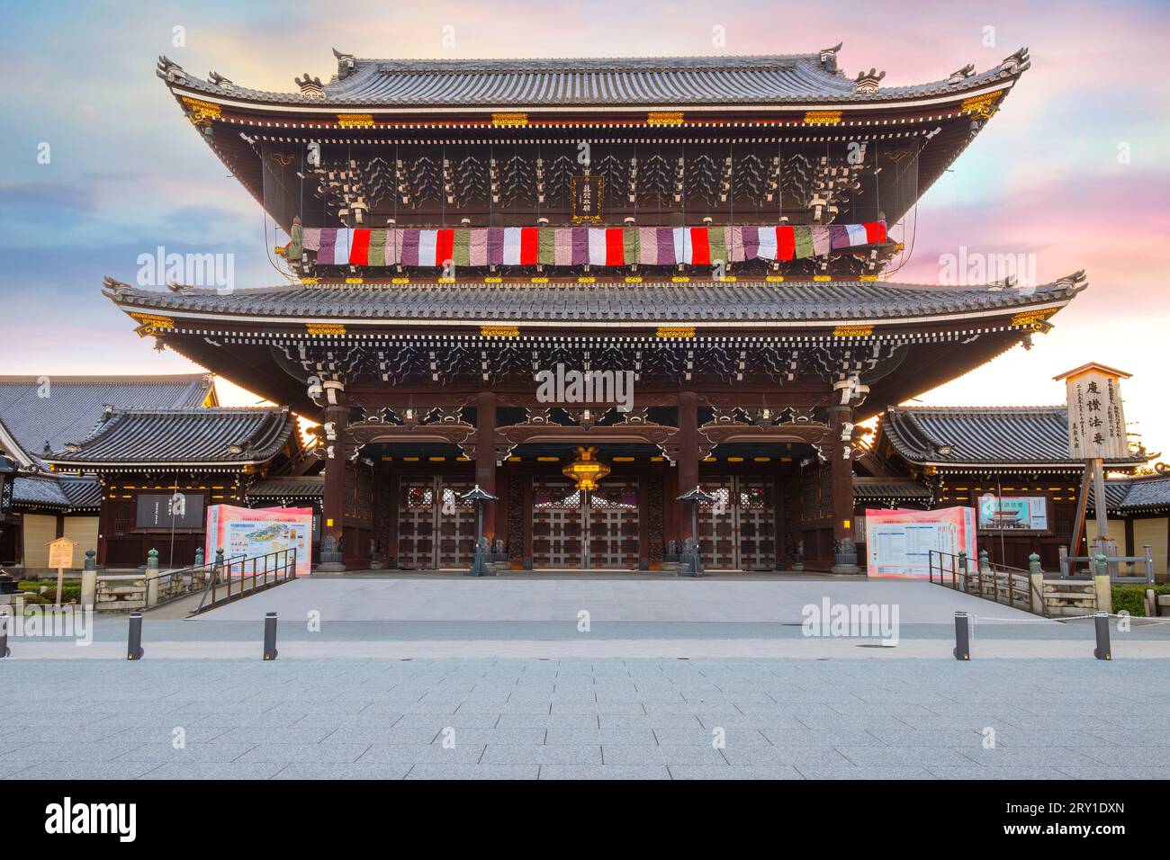 Kyoto, Japan - März 28 2023: Higashi Honganji-Tempel im Zentrum von Kyoto, einer von zwei dominierenden Sekten des Shin-Buddhismus in Japan und ab Stockfoto