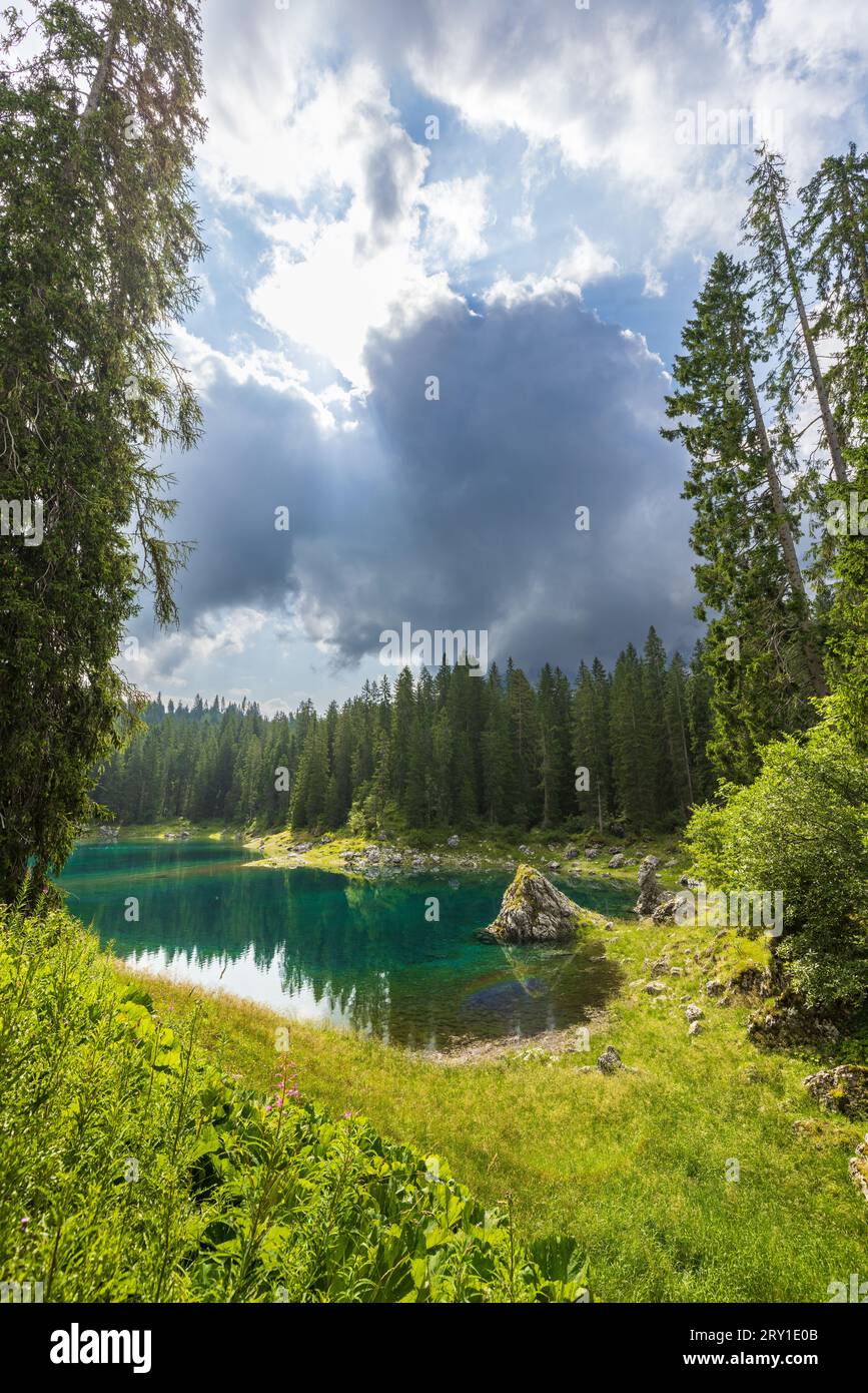 Blick auf die Carezza lek und die Landschaft ins Fassatal Stockfoto