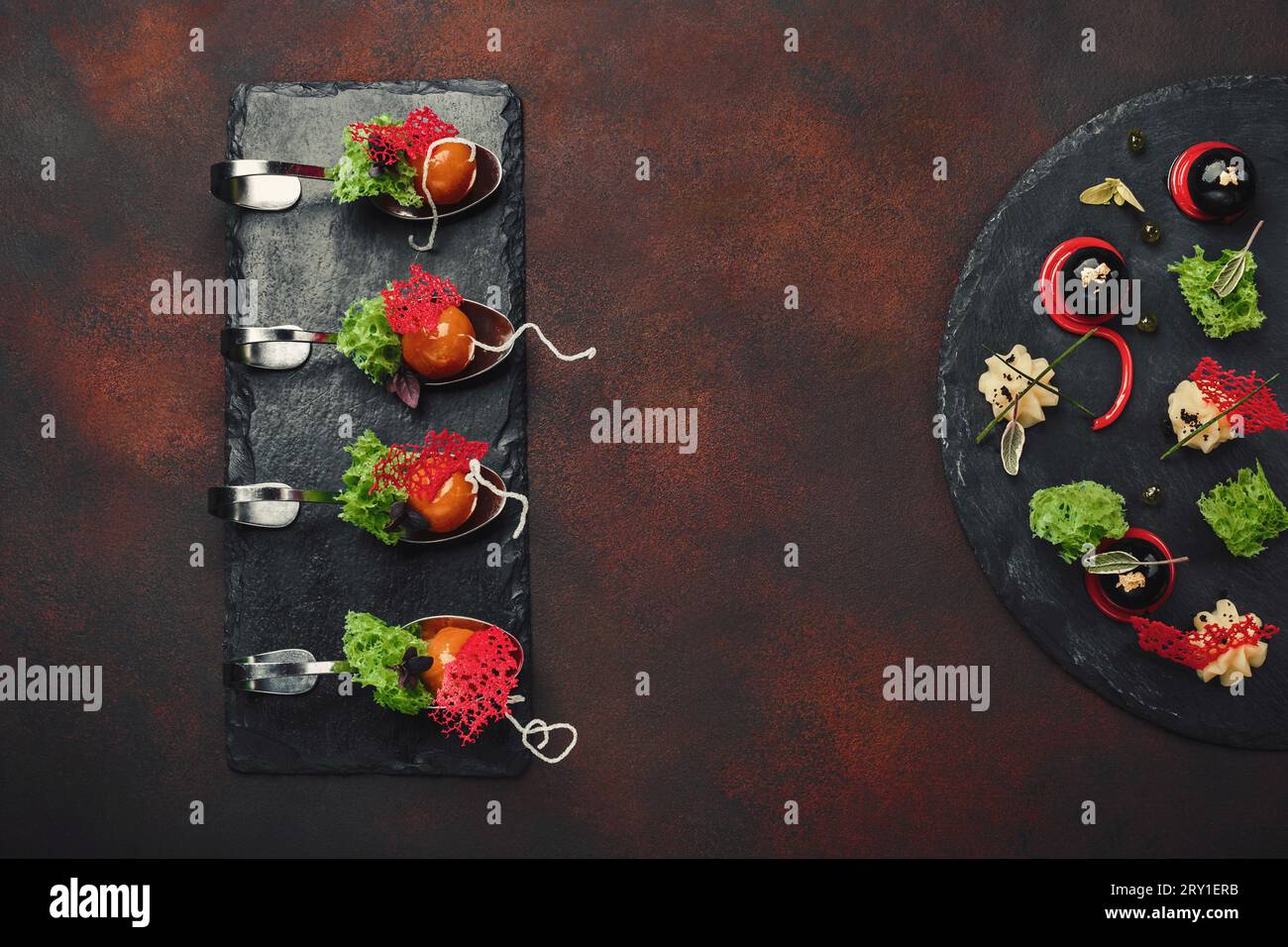 Molekulare moderne Küche Galantinente in Löffeln auf Stein und rostigem Hintergrund. Draufsicht. Stockfoto
