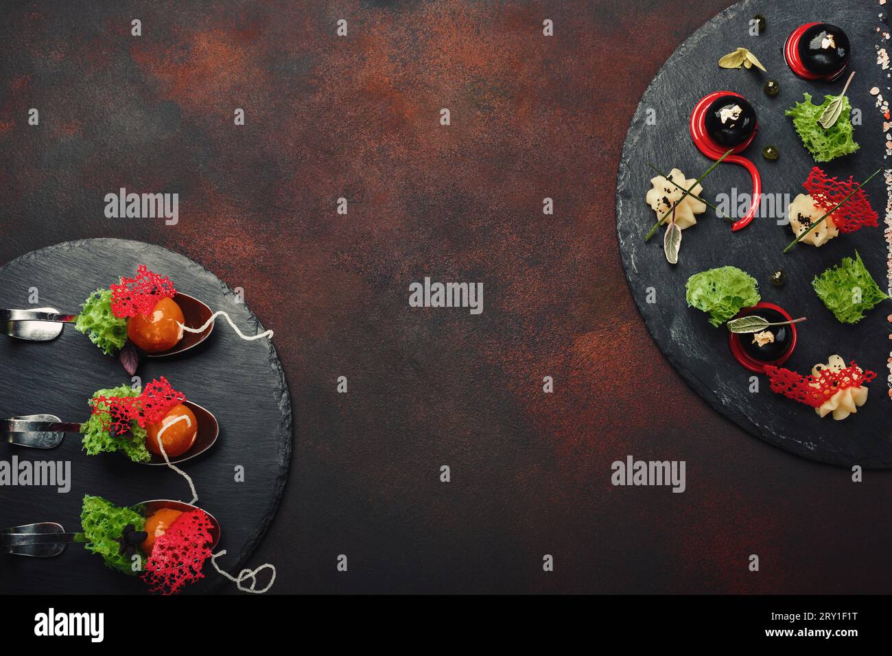 Molekulare moderne Küche Galantinente in Löffeln auf Stein und rostigem Hintergrund. Draufsicht. Stockfoto