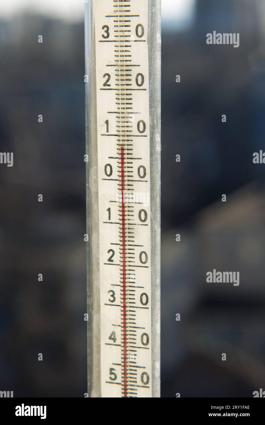 Thermometer zeigt Celsius-Temperatur aus nächster Nähe an Stockfoto