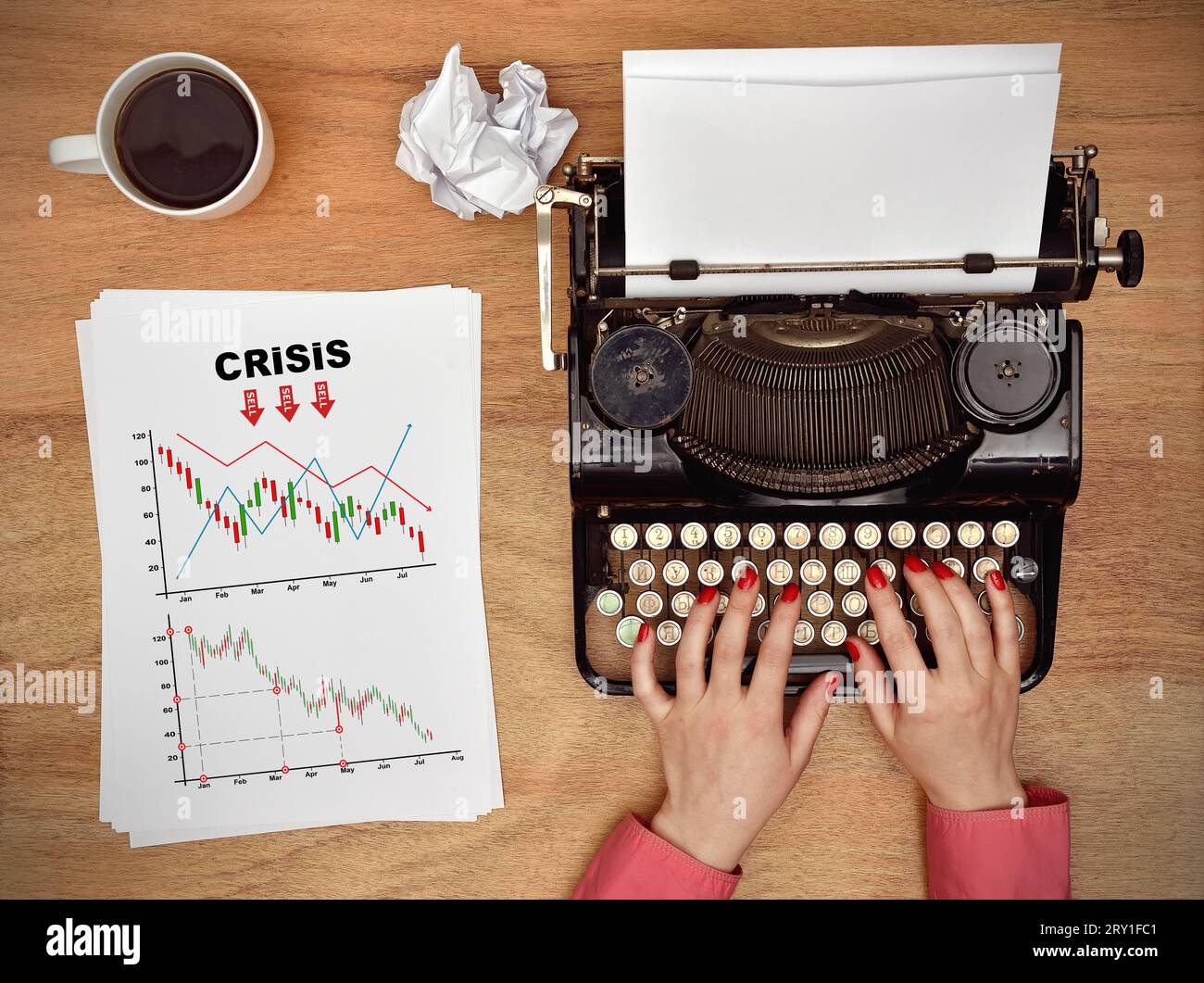 Hände tippen auf Schreibmaschine und zeichnen Krise Stock Chart auf Papier, Geschäfts-und Finanzkrise Konzept. Ansicht von oben Stockfoto