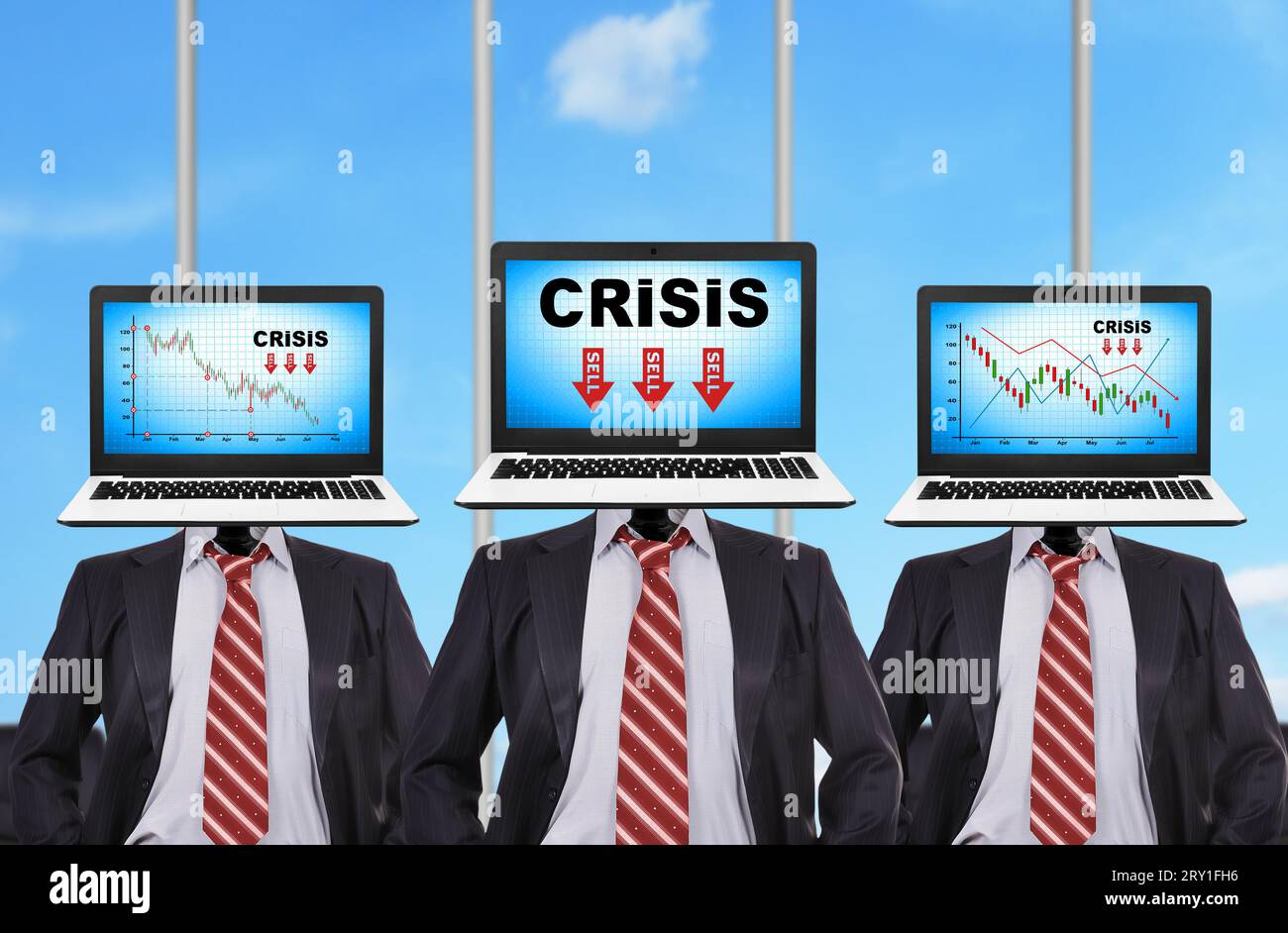 Drei Geschäftsleute, die mit einem Laptop stehen, statt Kopf und Fehlerkarte. Konzept der Wirtschafts- und Finanzkrise. Stockfoto