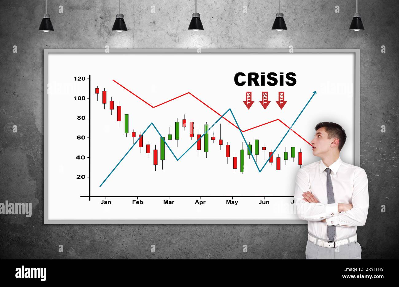 Geschäftsmann steht im Zimmer und schaut auf Plakatwand mit Zeichnung Crashchart. Konzept der Wirtschafts- und Finanzkrise. Stockfoto