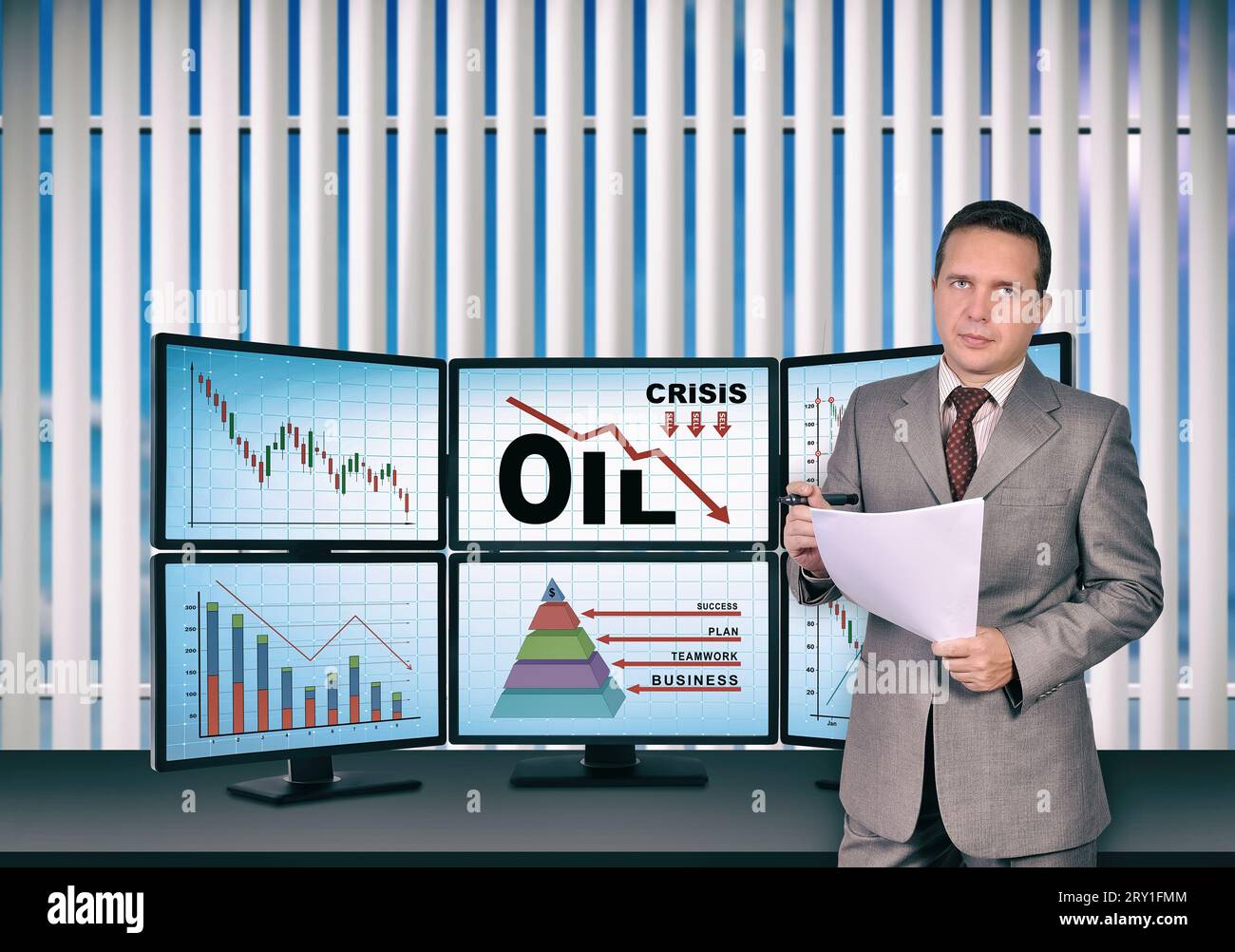 Geschäftsmann, der im Büro steht, und Drader-Computer mit fallendem Öldiagramm. Konzept der Wirtschafts- und Finanzkrise. Stockfoto