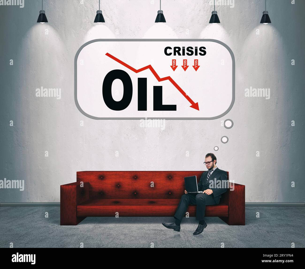 Geschäftsmann mit Laptop, der auf dem Sofa sitzt und über sinkende Ölpreise nachdenkt. Konzept der Wirtschafts- und Finanzkrise. Stockfoto