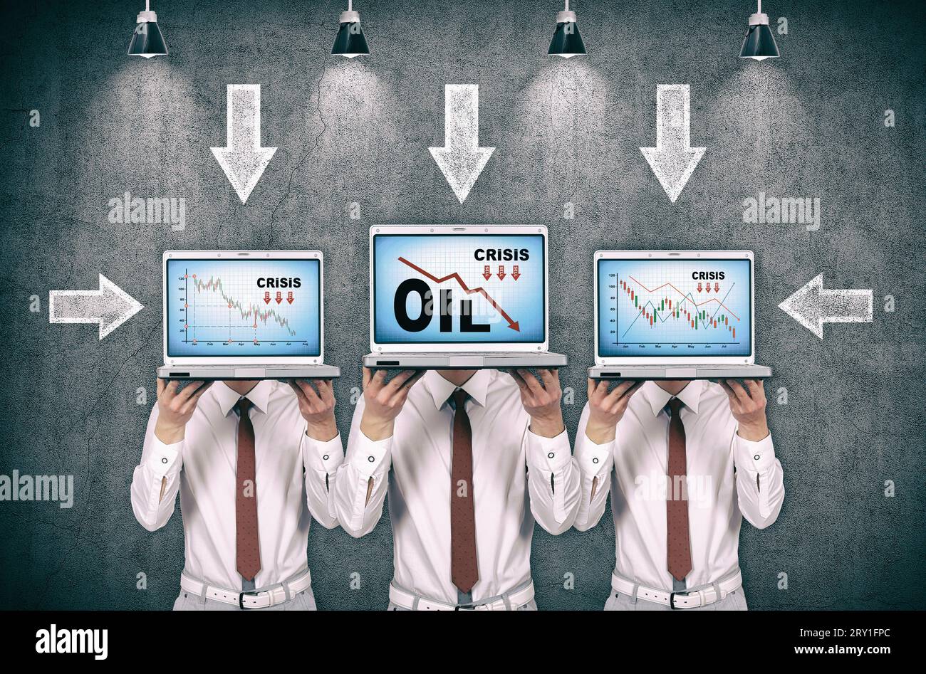 Drei Geschäftsleute, die einen Laptop mit fallendem Ölfeld halten. Konzept der Wirtschafts- und Finanzkrise. Stockfoto