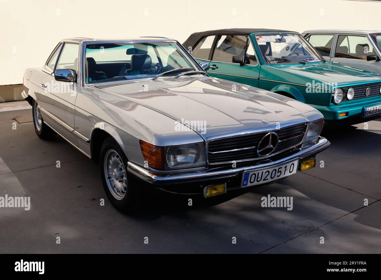 Mercedes SL (R107). Oldtimer-Treffen in Torremolinos, Málaga, Spanien. Stockfoto