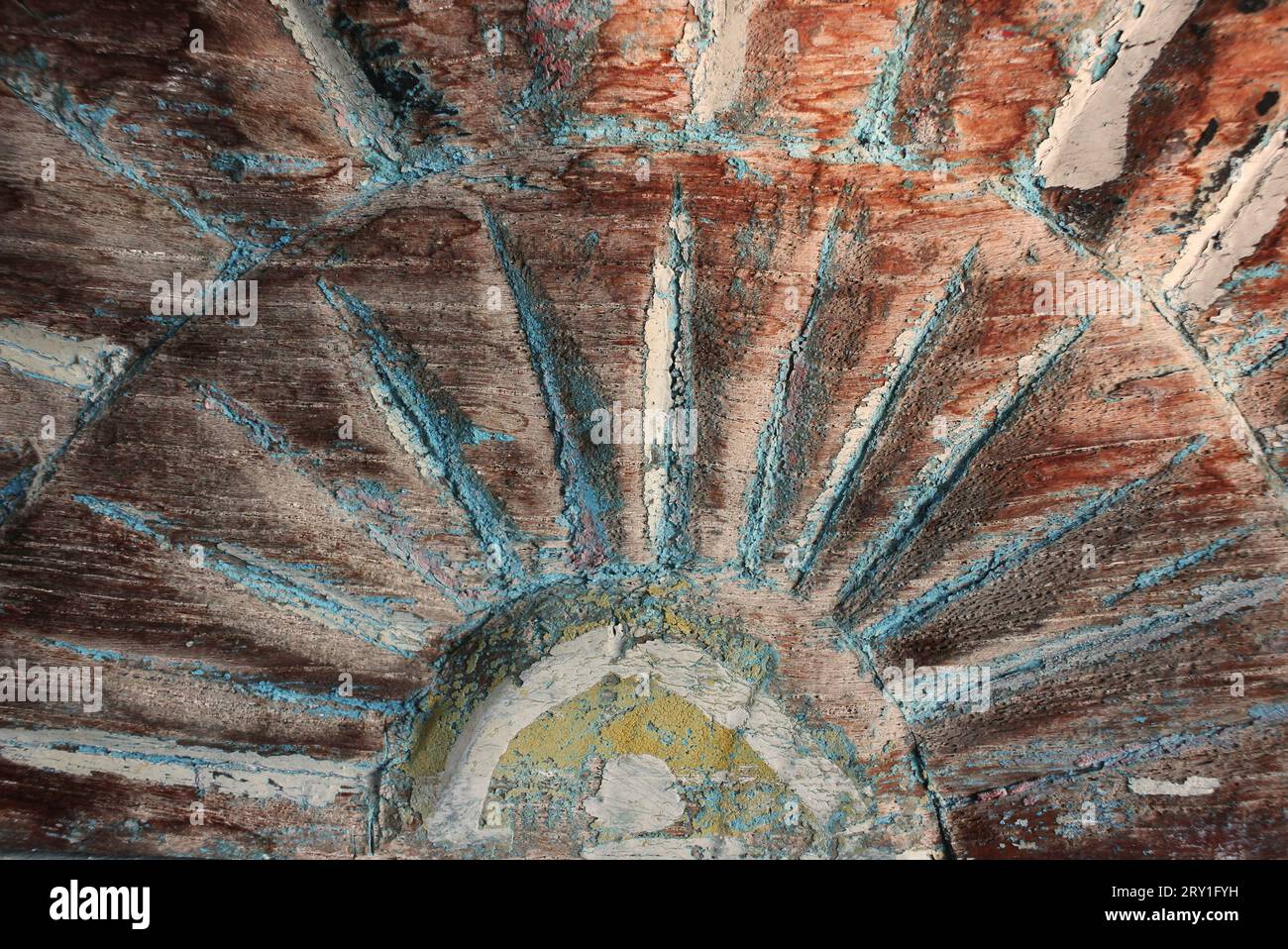 Eine Holzschnitzerei der Sonne und ihrer Strahlen. Stockfoto