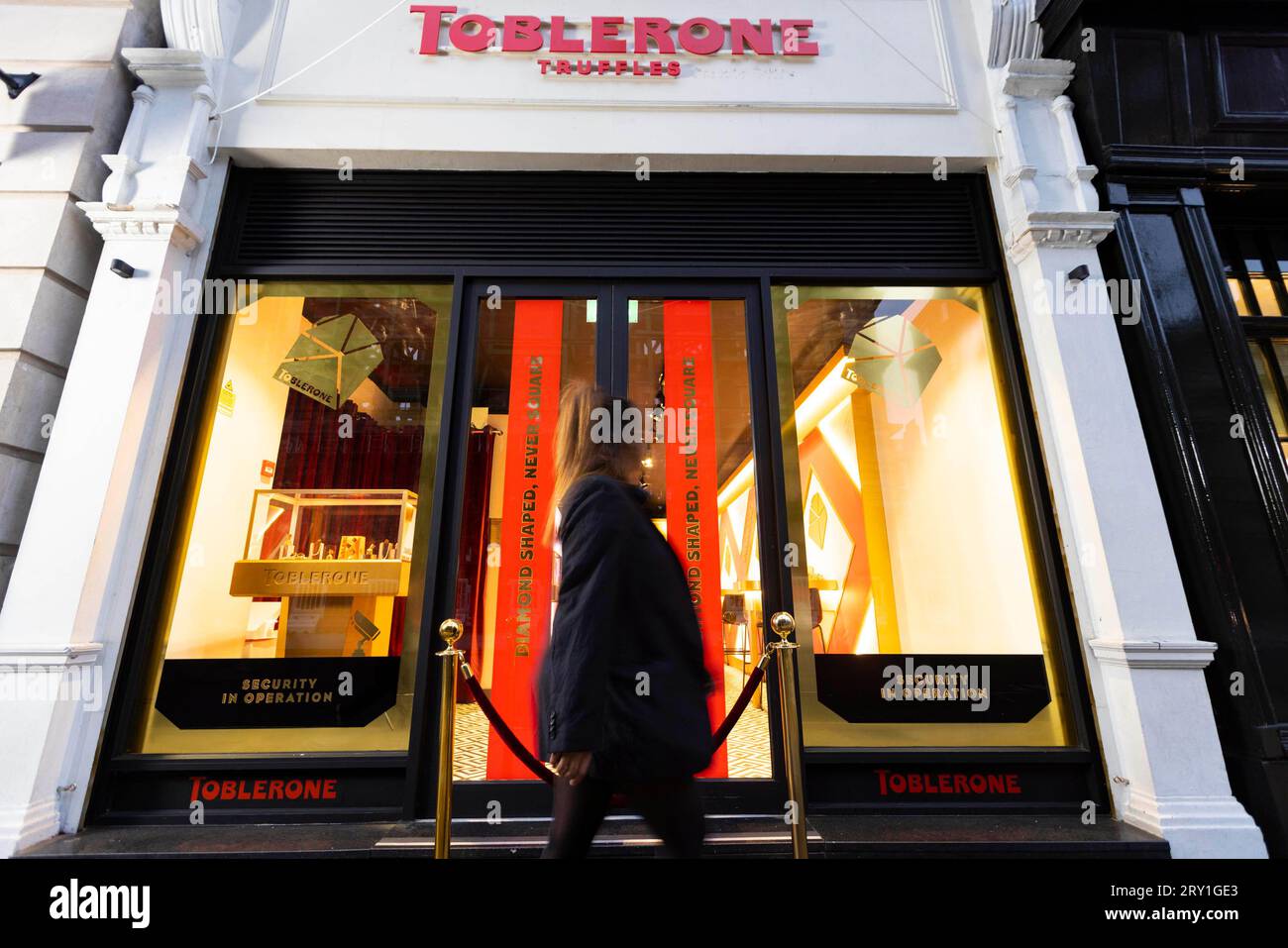 Die REDAKTION VERWENDET NUR „The Toblerone Vault“ in einem Kunstschmuckladen in Mayfair, wo Besucher die Chance haben, die brandneuen, diamantförmigen „Truffles“ zu probieren, indem sie einen Code knacken, um in einen sicheren Tresor zu gelangen. Bilddatum: Donnerstag, 28. September 2023. Stockfoto