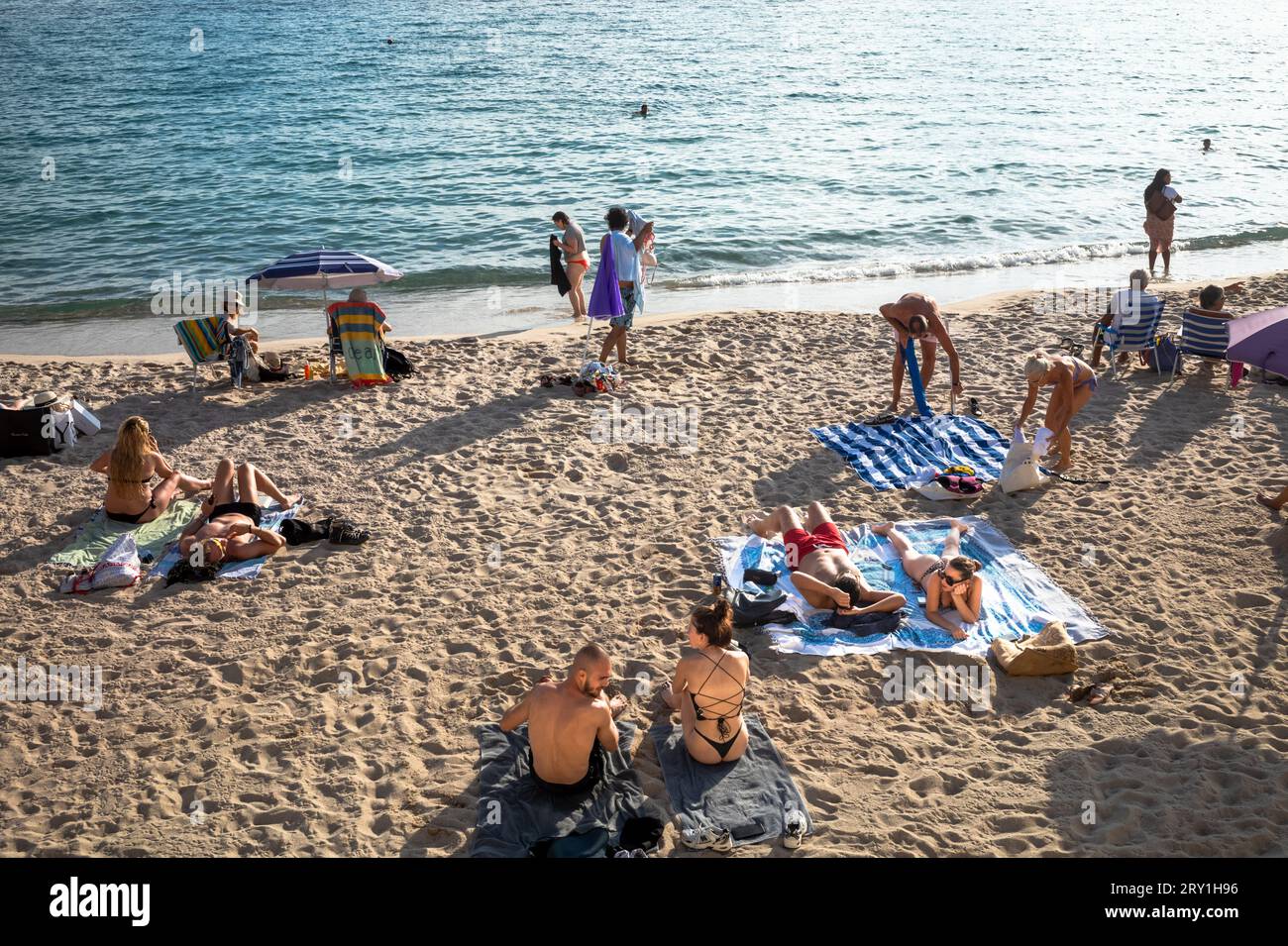 Am späten Nachmittag in Cannes in Südfrankreich entspannen die Menschen am öffentlichen Strand von Zamenhof. Stockfoto