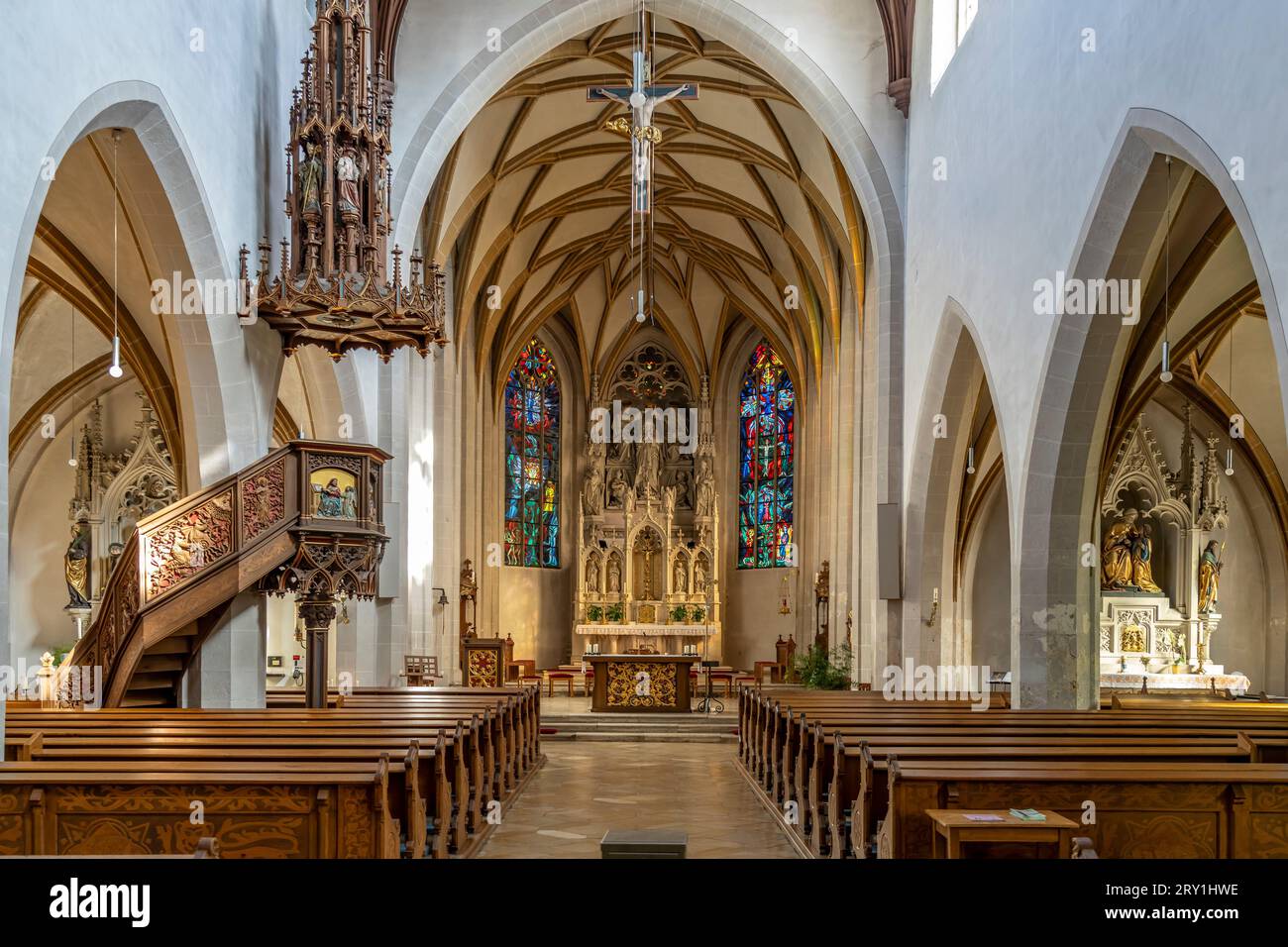 Innenraum der Stadtpfarrkirche Mariä Himmelfahrt in Kelheim, Niederbayern, Bayern, Deutschland | die Kirche der Himmelfahrt der Jungfrau Maria in Stockfoto