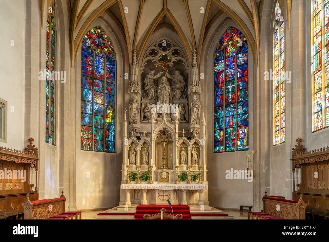 Altar der Stadtpfarrkirche Mariä Himmelfahrt in Kelheim, Niederbayern, Bayern, Deutschland | die Kirche der Himmelfahrt des Marienaltars, Stockfoto