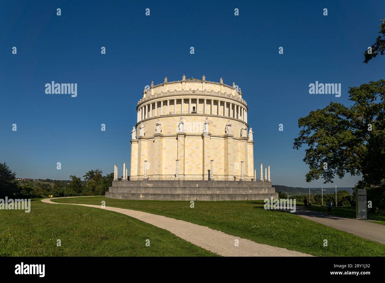 Die Gedenkstätte Befreiungshalle auf dem Michelsberg in Kelheim, Niederbayern, Bayern, Deutschland | das neoklassizistische Denkmal Befreiungshalle oder Ha Stockfoto