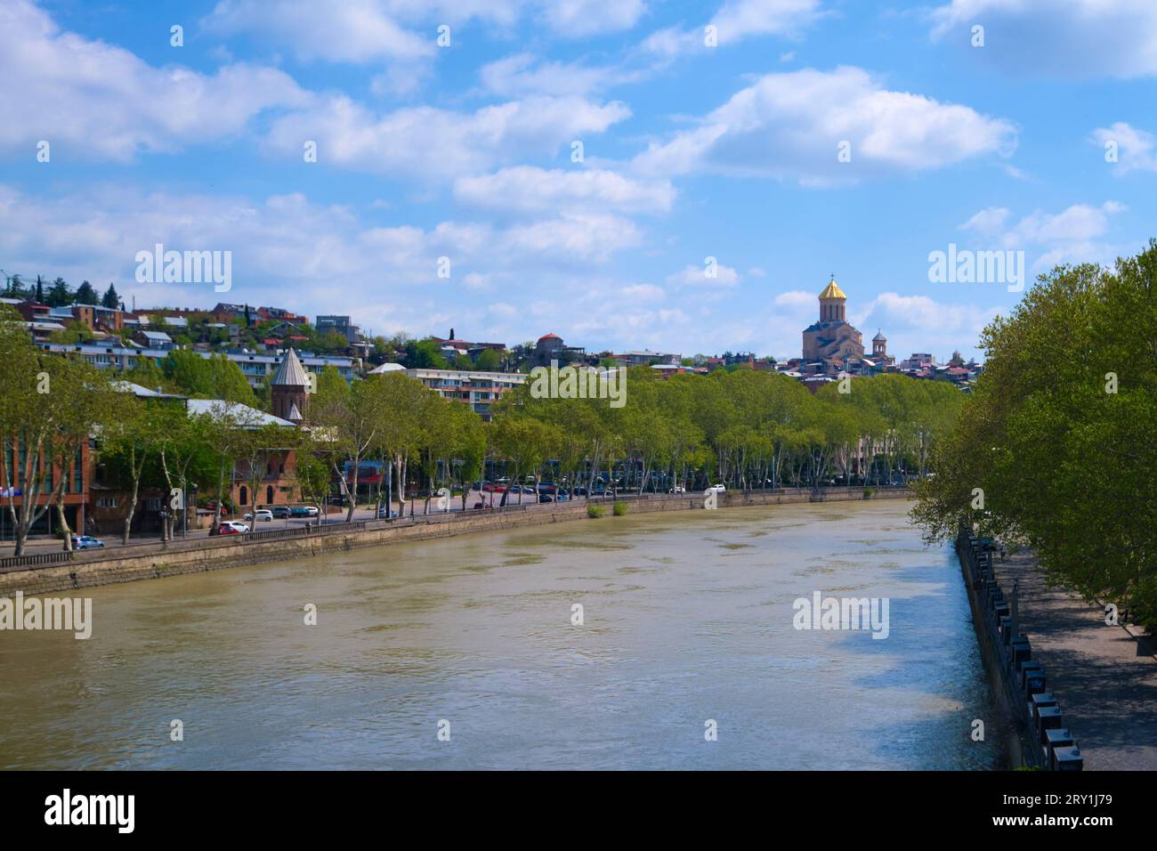 Von der Saarbrücken-Brücke aus hat man einen Blick auf die Dreifaltigkeitskirche auf einem Hügel und die historische Kura. In Tiflis, Georgien, Europa. Stockfoto