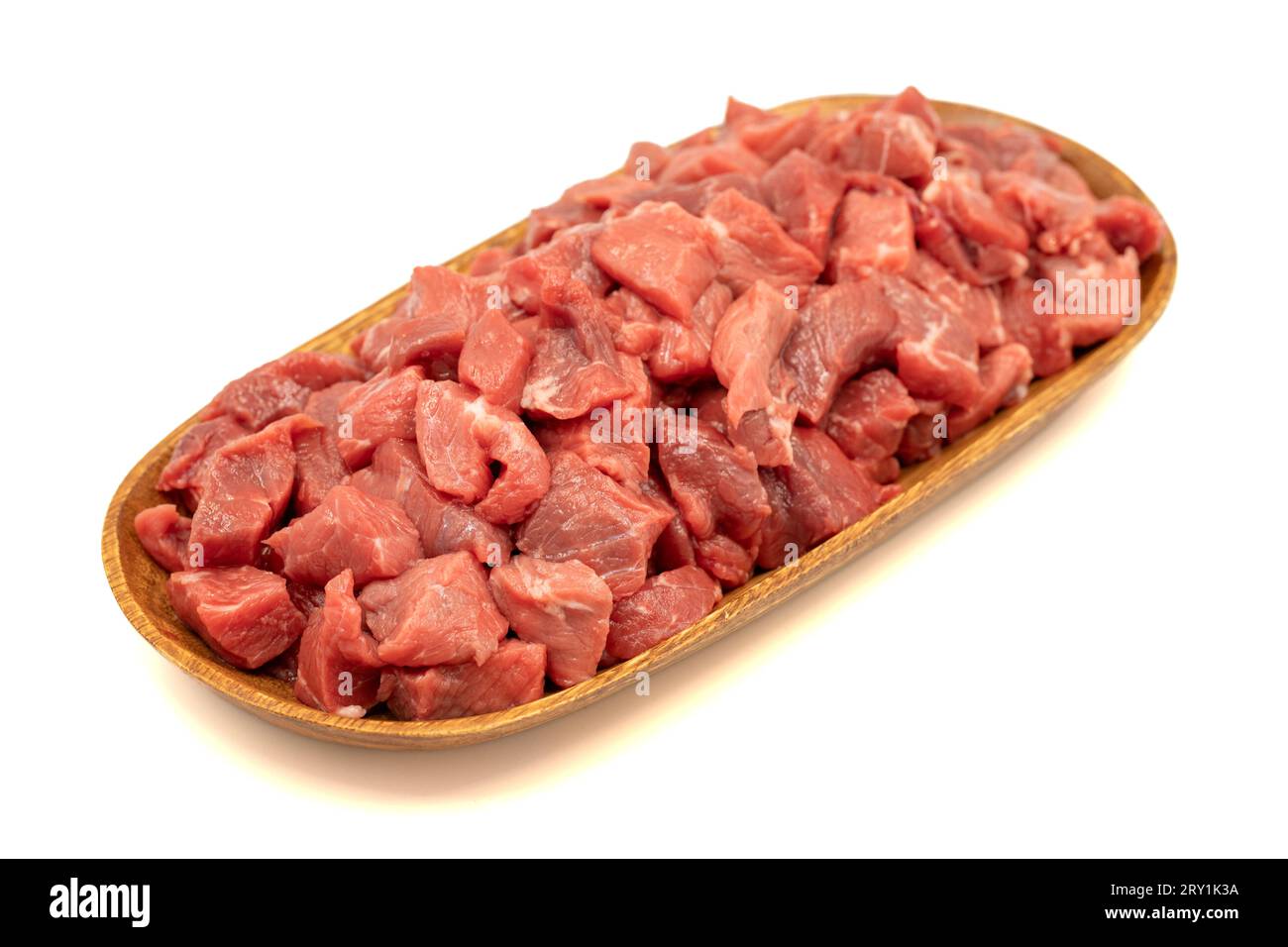 Kalbfleisch gewürfelt isoliert auf weißem Hintergrund. Rohes Rindfleisch, gewürfelt mit Kräutern und Gewürzen Stockfoto