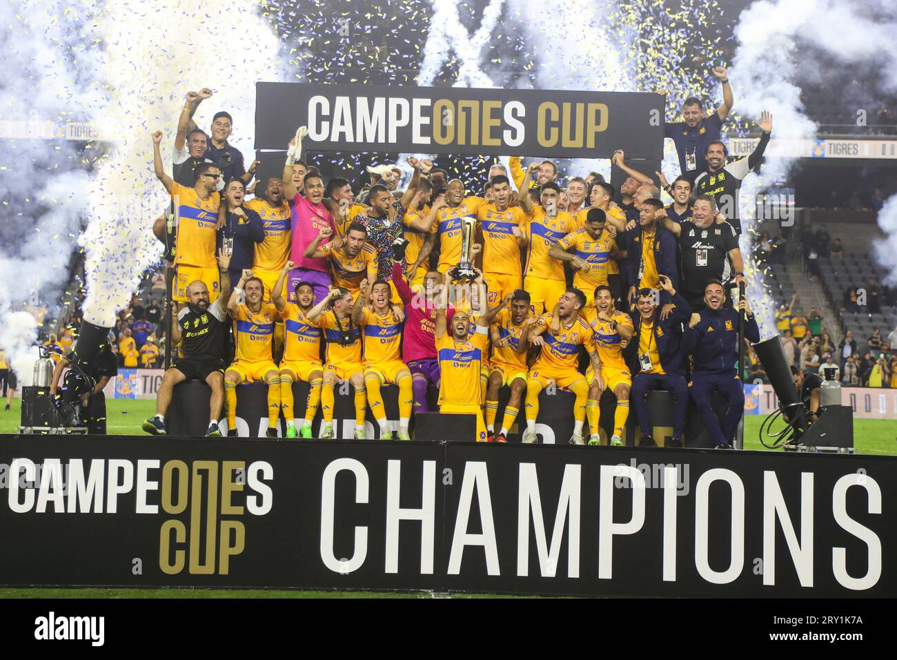 Tigres UANL Spieler feiern mit der Trophäe nach ihrem Sieg beim Campeones Cup zwischen dem Los Angeles FC und Tigres UANL im BMO Stadion. Tigres UANL gewann 4-2 im Elfmeterschießen. Stockfoto