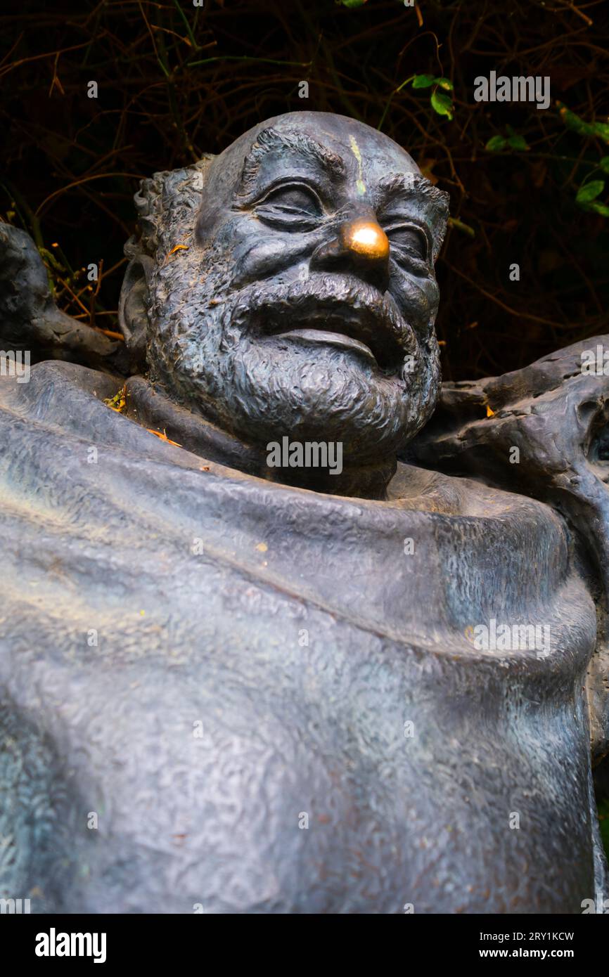 Eine lustige Statue von Sergej Parajanov, berühmter Filmregisseur. Die Leute reiben sich die Nase, um Glück zu haben. In Tiflis, Georgien, Europa. Stockfoto