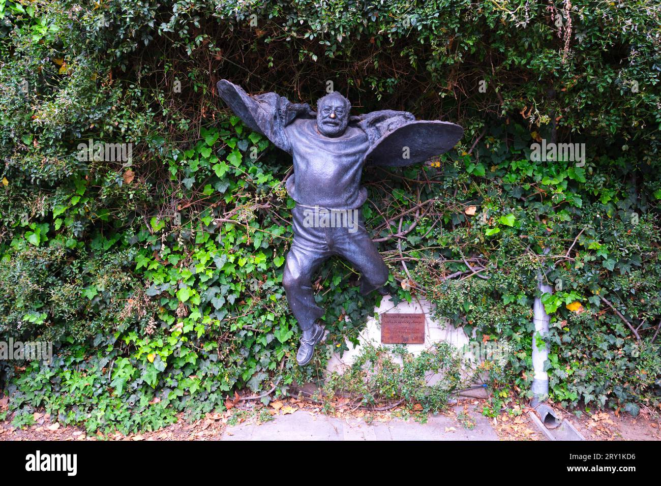 Eine lustige Statue von Sergej Parajanov, berühmter Filmregisseur. Die Leute reiben sich die Nase, um Glück zu haben. In Tiflis, Georgien, Europa. Stockfoto