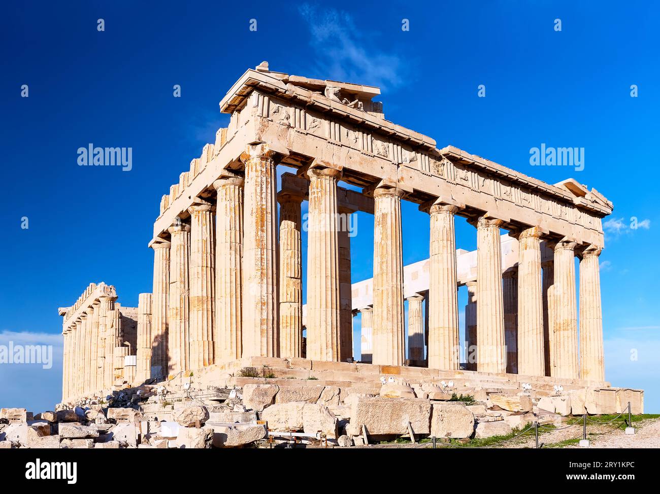 Parthenon Tempel in sonnigen Tag. Akropolis in Athen, Griechenland. Der Parthenon ist ein Tempel auf der Athenian Akropolis in Griechenland, eingeweiht der Göttin an Stockfoto