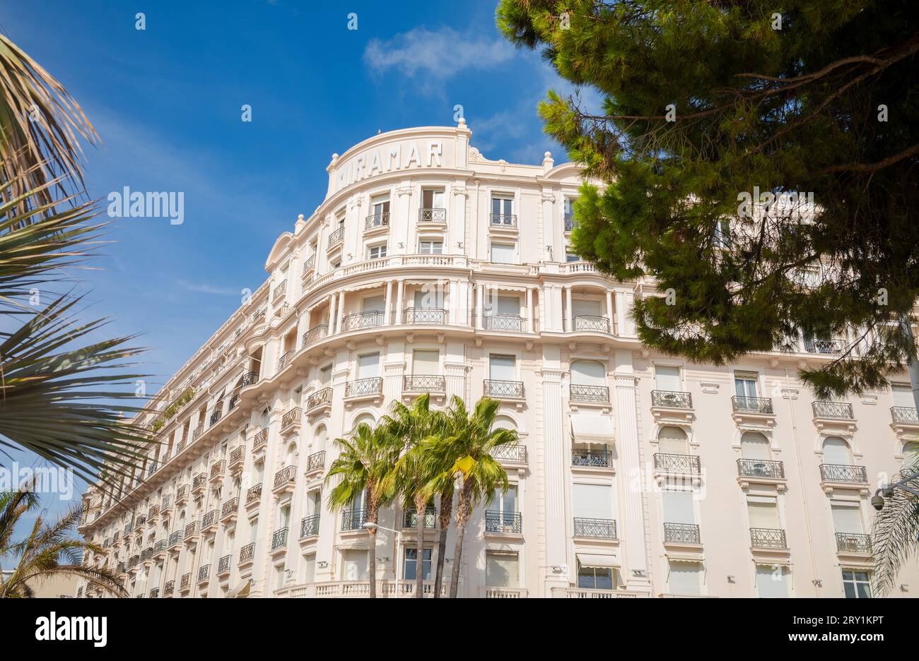 Das luxuriöse Tiara Miramar Beach Hotel & Spa befindet sich am Boulevard de la Croisette, direkt gegenüber dem Mittelmeer, in Cannes, Frankreich. Ein o Stockfoto