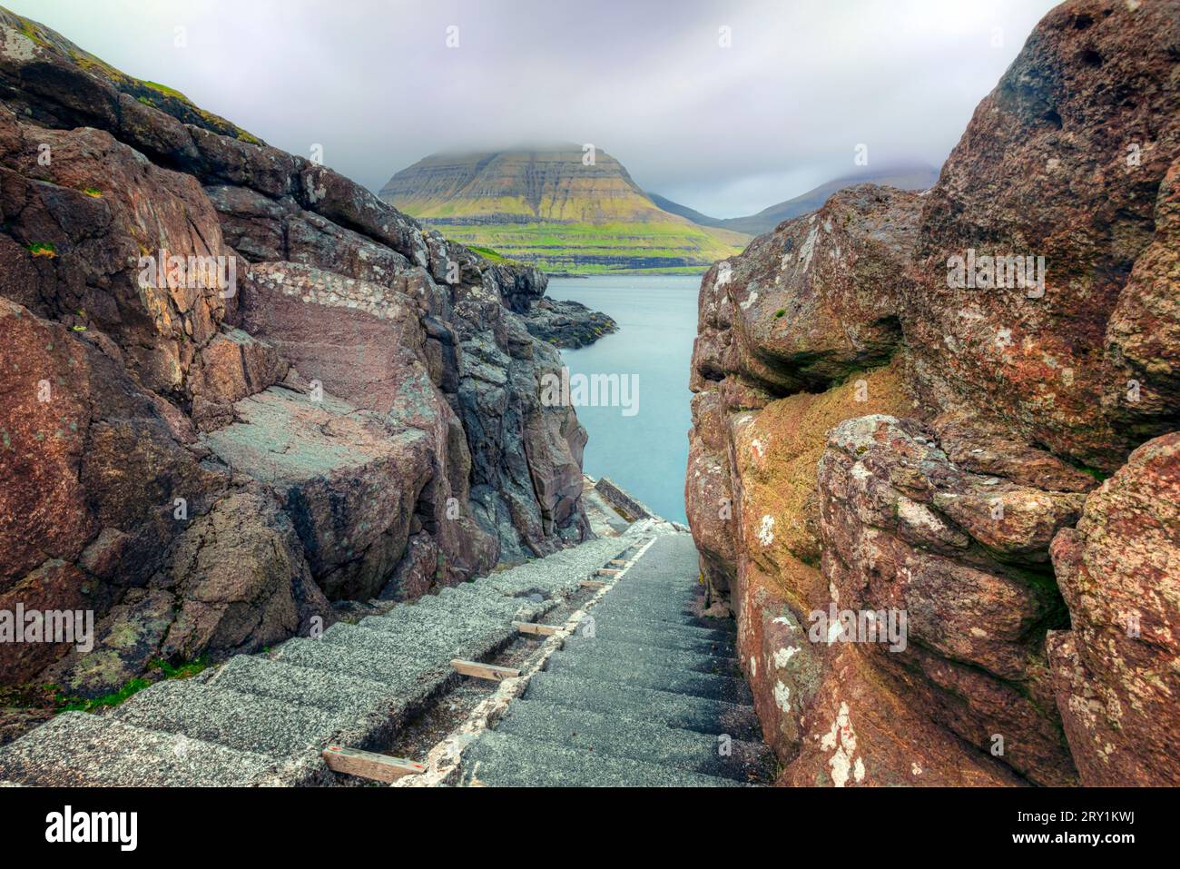 Das Dorf Elduvik und sein Hafen auf den Färöern Stockfoto