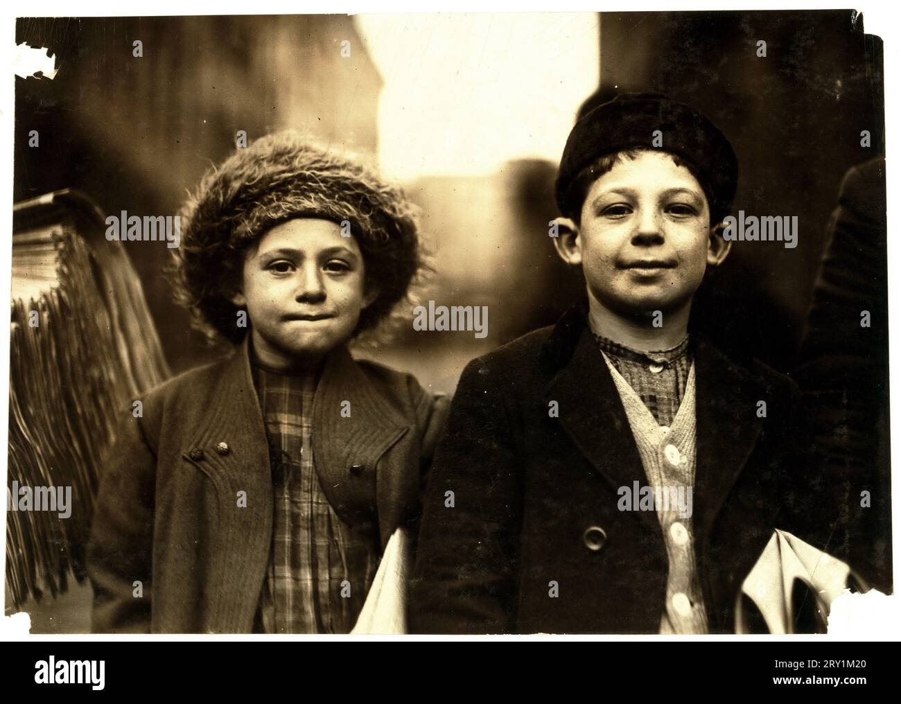 Lewis Hine: Joseph, 10, und Rosy, 8, Neulinge, Newark, New Jersey, 1909 Joseph und Rosy, 10 und 8 Jahre. Alt. Er verkauft bis zum Abend. Sie ist eines von 5 oder 6 Mädchen, die in Newark verkaufen. Standort: Newark, New Jersey. Stockfoto