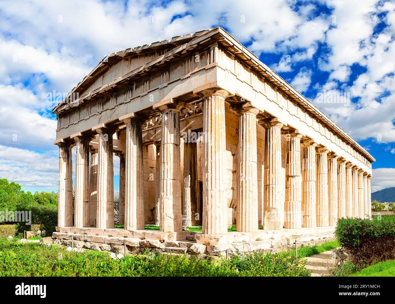 Tempel des Hephaestus in Athen, Griechenland. Sonniger Blick auf die antiken griechischen Ruinen im Zentrum von Athen. Der berühmte Hephaistos-Tempel auf der Agora in Athen, t Stockfoto