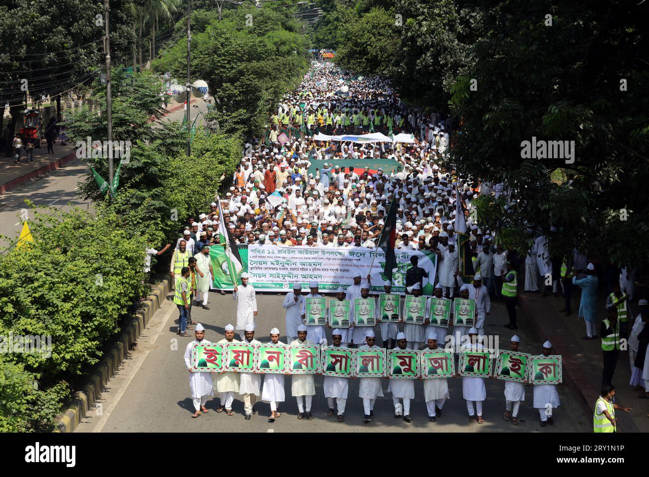 Muslime nehmen an einem marsch der Heiligen Eid-e-Miladunnabi Teil, der den Jahrestag der Geburt und des Todes des Propheten Hazrat Muhammad feiert. Sayed Saifuddin Ahmed Al Hasani, Vorsitzender der BSP, führte am 28. September 2023 in Dhaka, Bangladesch eine religiöse Prozession (Jasne Julush). Foto: Habibur Rahman/ABACAPRESS.COM Stockfoto