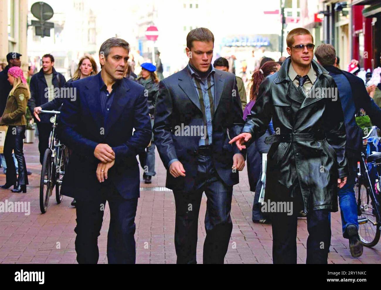 OCEAN's TWELVE 2004 Warner Bros. Pictures Film mit von links: George Clooney, Matt Damon, Brad Pitt, Stockfoto