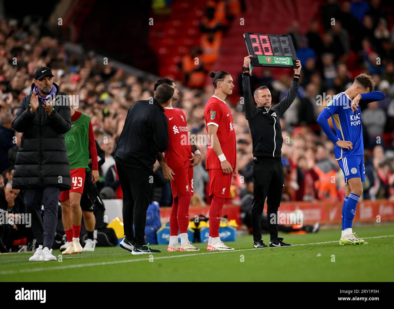 Liverpool, England, 27. September 2023. Darwin Nunez und Dominik Szoboszlai aus Liverpool treten in der zweiten Halbzeit während des Carabao Cup-Spiels in Anfield, Liverpool, an. Auf dem Bild sollte stehen: Gary Oakley / Sportimage Stockfoto
