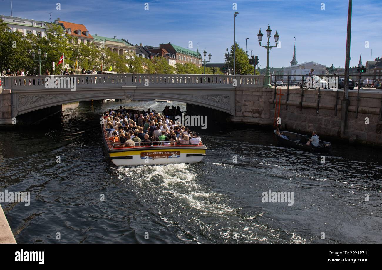 Turistas en un barco turístico por un Canal en Copenhague, Dinamarca Stockfoto