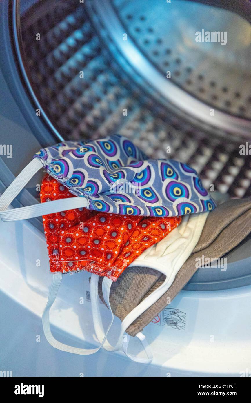 Waschen der Stoffmaske in der Waschmaschine Stockfoto Waschen der Stoffmaske in der Waschmaschine Stockfoto