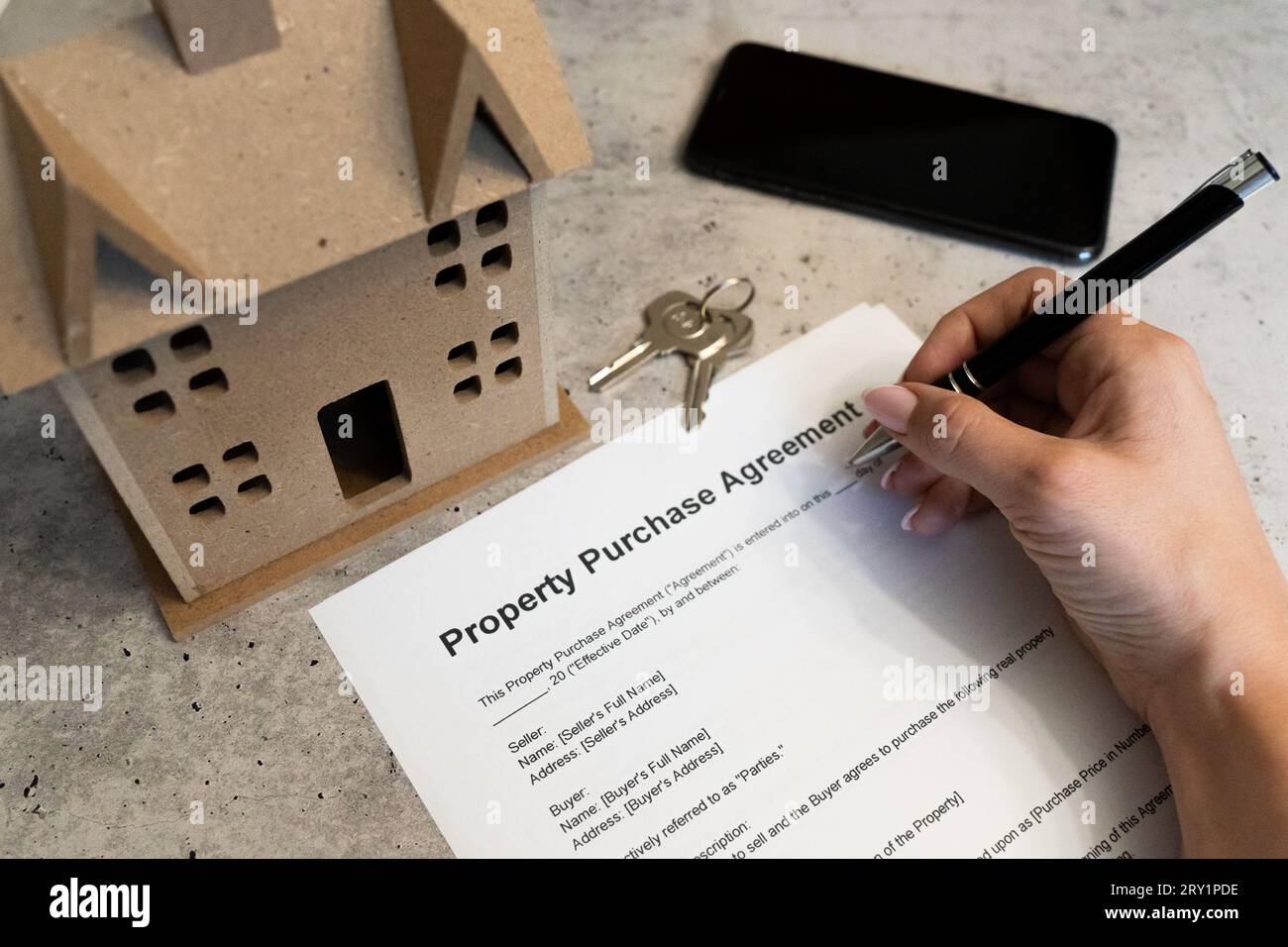 Immobilienkauf: Immobilienvertrag, First Home, Dream Property, Family Home, Unterschreiben von Immobiliendokumenten, Schlüssel zu einem modernen Zuhause, Smartphone ein Stockfoto