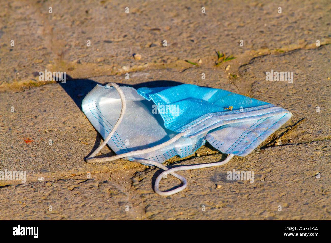 Benutzte Maske auf dem Boden Stockfoto