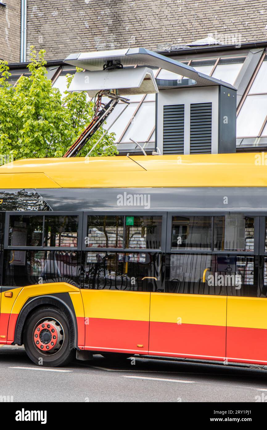 Elektrischer Stadtbus, der an eine Schnellladestation am Busbahnhof angeschlossen ist Stockfoto