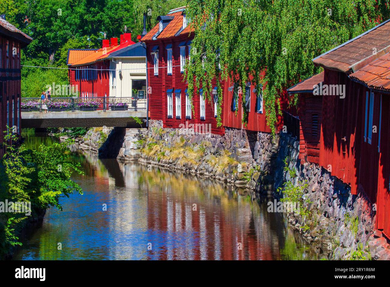 Europa, Skandinavien, Schweden... Västmanland. Västerås. Rote Holzhäuser am Ufer des Flusses Svartån Stockfoto