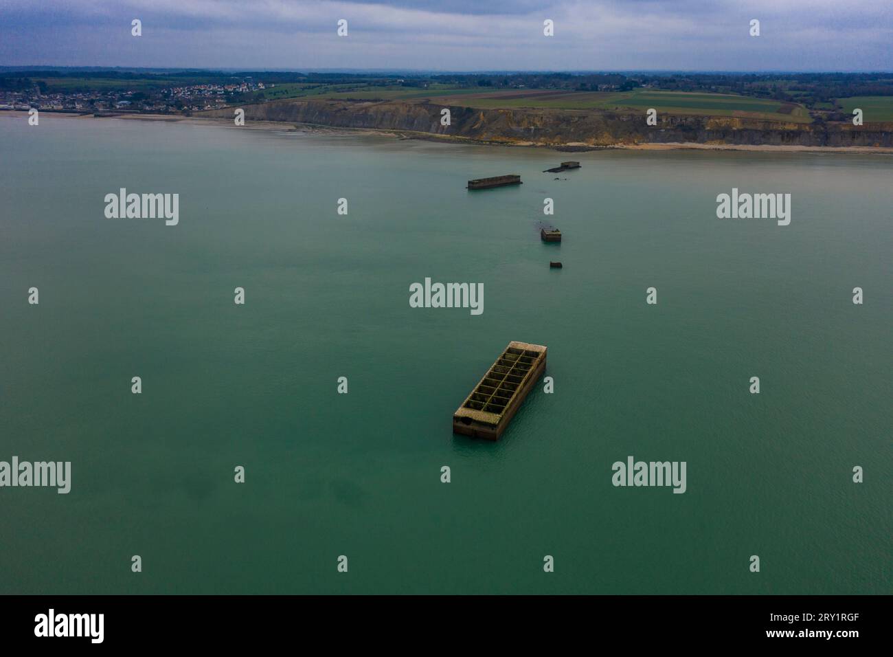 Frankreich, Normandie, Arromanches-les-Bains, Basse-Normandie, Calvados. Der Mulberry Port. Der künstliche Hafen von Arromanches Stockfoto
