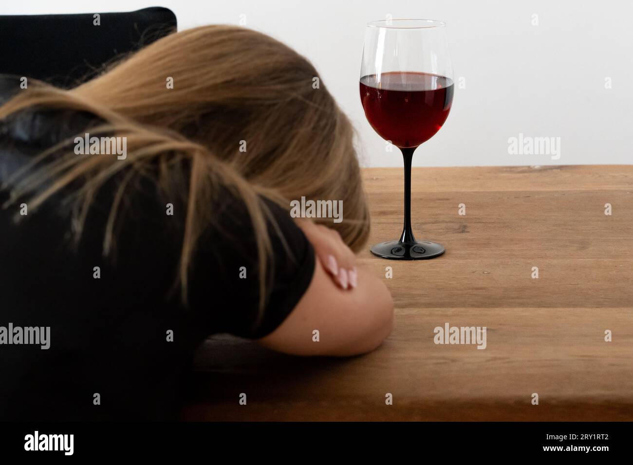 Frau, die versucht, Probleme mit Alkohol zu maskieren: Burnout, Wein, Alkoholmissbrauch, Depression, Trauer, Einsamkeit, Müdigkeit, Alkohol zur Entspannung, Alkohol Stockfoto